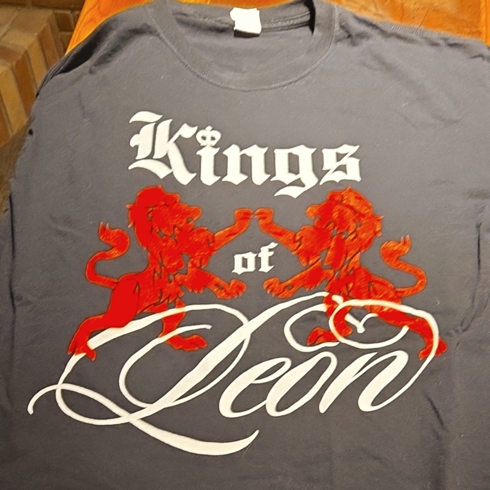 Used Kings Of Leon Gildan Black and Red Concert Walls Tour Short Sleeve Tees